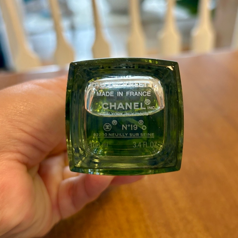 CHANEL N°19 Eau de Parfum - Green and Silver - Picture 3 of 3